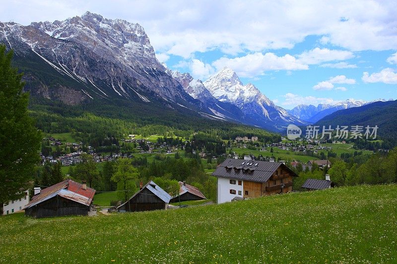 Cortina D?Ampezzo阿尔卑斯村庄全景，Dolomites，意大利泰洛阿尔卑斯